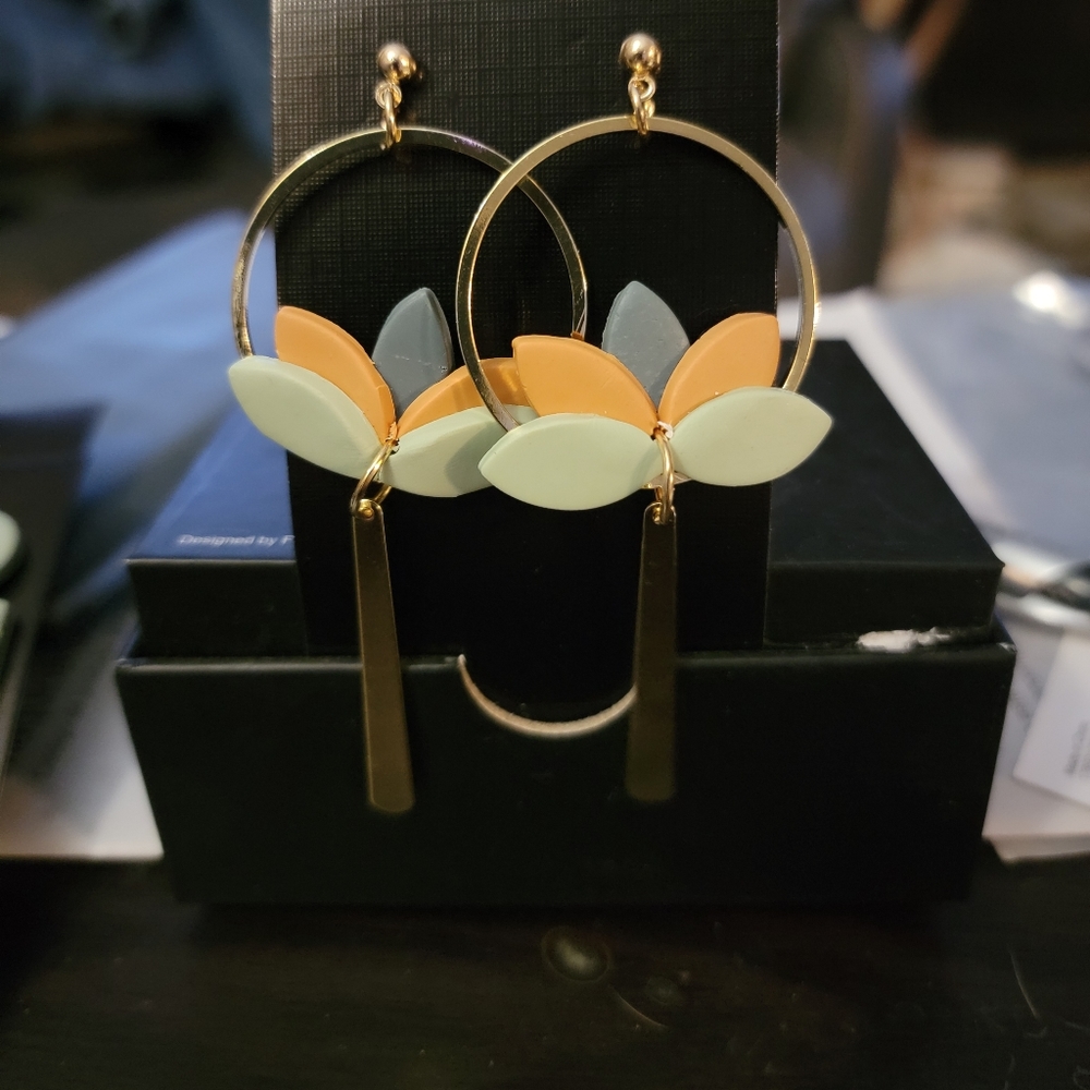 Lightweight dangle pierced earrings